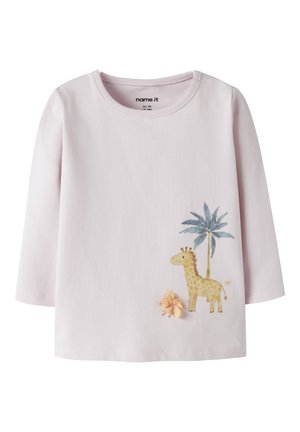 Hellrosa Langarmshirt für Kleinkinder mit Giraffen- und Palmenmotiv und einer kleinen aufgenähten Stoffblume vorne unten rechts.