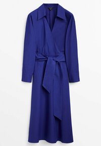 Blå omlottklänning med långa ärmar, krage och ett tygbälte. Slät textur, knälängd och avslappnad passform.