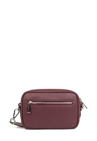 Borsa a tracolla in pelle bordeaux con finitura testurizzata, forma rettangolare, hardware in argento e tasca con zip frontale.