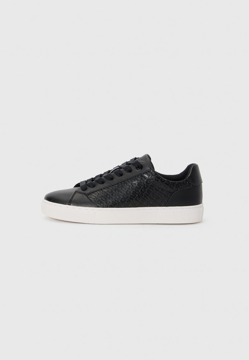 Zwarte sneaker met een gestructureerd leren paneel en een gladde neus. Witte rubberen zool en vetersluiting. Subtile branding aan de zijkant.