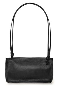 Czarna skórzana torba na ramię o prostokątnym kształcie, z cienkim paskiem, teksturowanym wykończeniem oraz zawiązaną ozdobą na pasku.