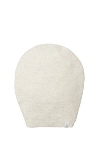 Bonnet tricoté de couleur claire avec une texture côtelée, de forme arrondie et une petite étiquette de logo à l'ourlet. Le matériau semble doux et flexible.