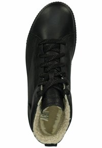 Baskets montantes en cuir noir avec finition texturée, à lacets et doublure en fausse fourrure. Présentent un bout rond et un col rembourré.