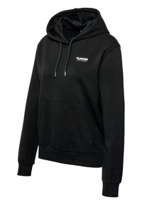 Svart huva sweatshirt tillverkad av bomull, med en framficka och en logotyp på bröstet. Inkluderar dragsnören för justering av huvan.