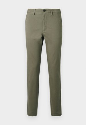 Chino vert olive avec une coupe slim, fabriqué en coton léger. Comprend une fermeture à bouton sur le devant, des passants de ceinture et une texture lisse.