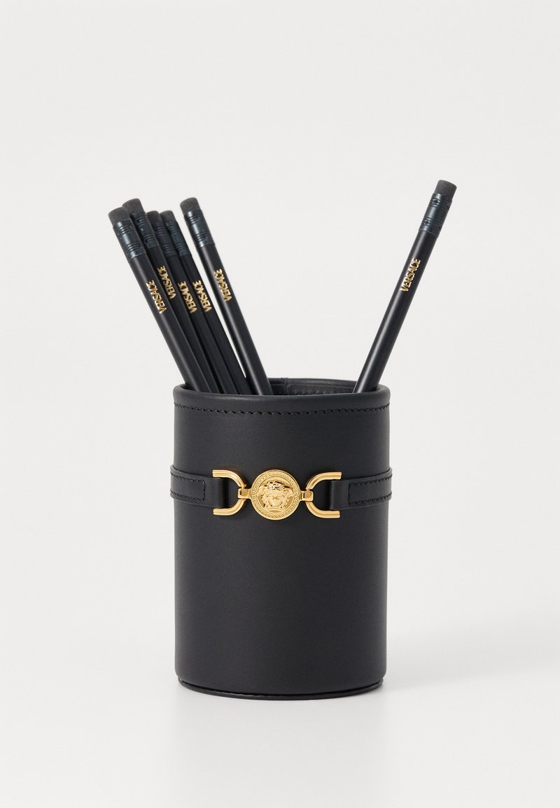 Črn usnjen svinčnik z zlatimi kovinskimi detajli, ki ima okroglo emblem in več črnih svinčnikov znotraj. Gladka tekstura.