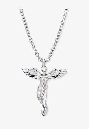 Collier en argent présentant un pendentif en forme de figure ailée avec un corps texturé et des ailes détaillées, suspendu à une chaîne maillée.