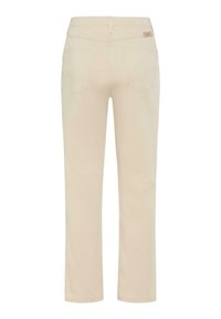 Pantalon beige droit avec deux poches arrière et une petite étiquette de marque sur la ceinture, vu de dos.