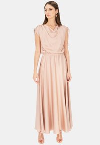 Sukienka maxi z dekoltem w kształcie kaptura i krótko opadającymi rękawami, w delikatnym odcieniu różu, z wałkiem wokół talii. Gładka faktura i swobodny krój podkreślają elegancję.