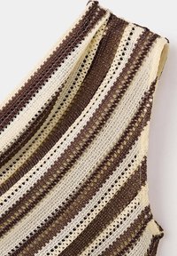 Haut sans manches en maille avec des rayures horizontales alternées marron et crème en maille ouverte, montrant un tissu texturé et respirant.