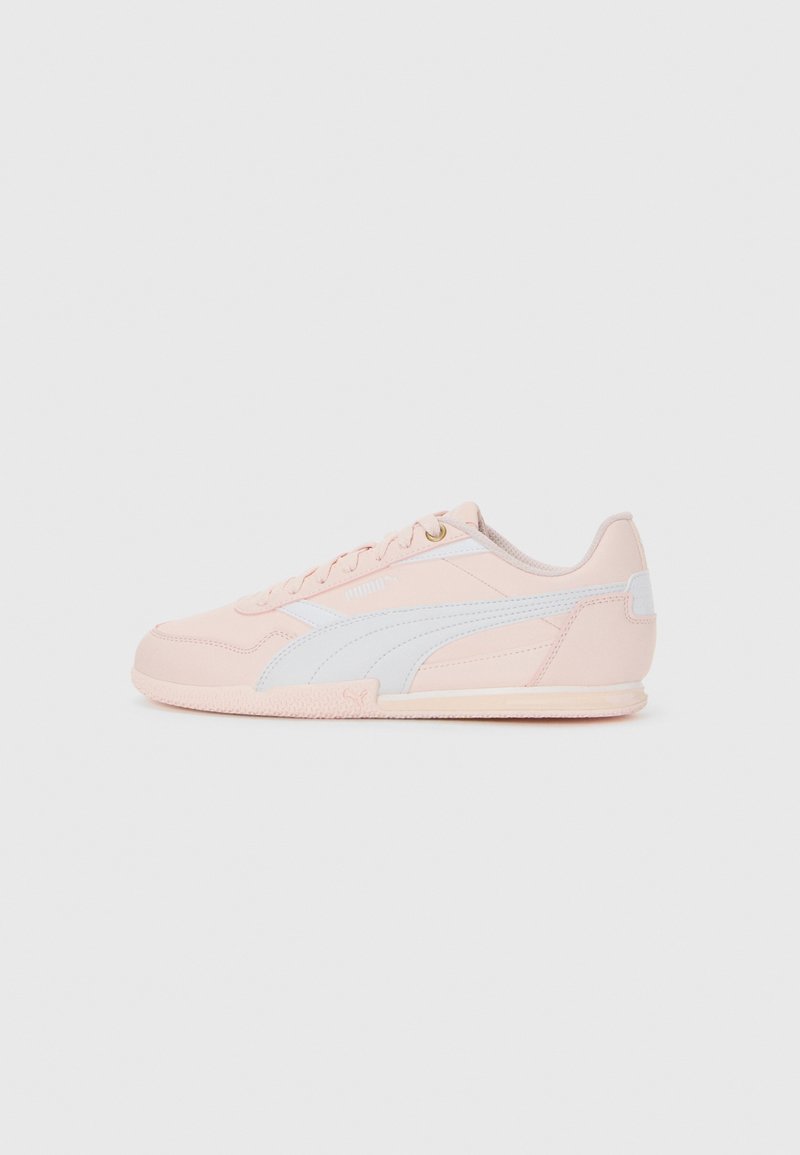 Sneaker rosa a taglio basso con logo Puma bianco e suola in gomma, vista laterale su sfondo bianco uniforme.