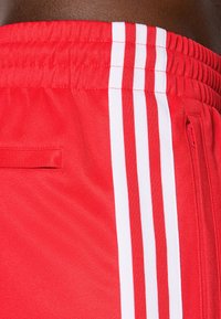 adidas Originals PERU TRACK PANT - Valsts izlases komandas apģērbs - better scarlet