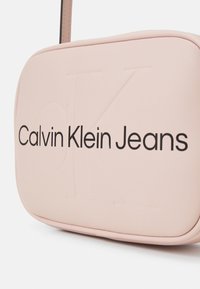 Calvin Klein Jeans SCULPTED CAMERA MONO - Torba preko tijela - pale conch