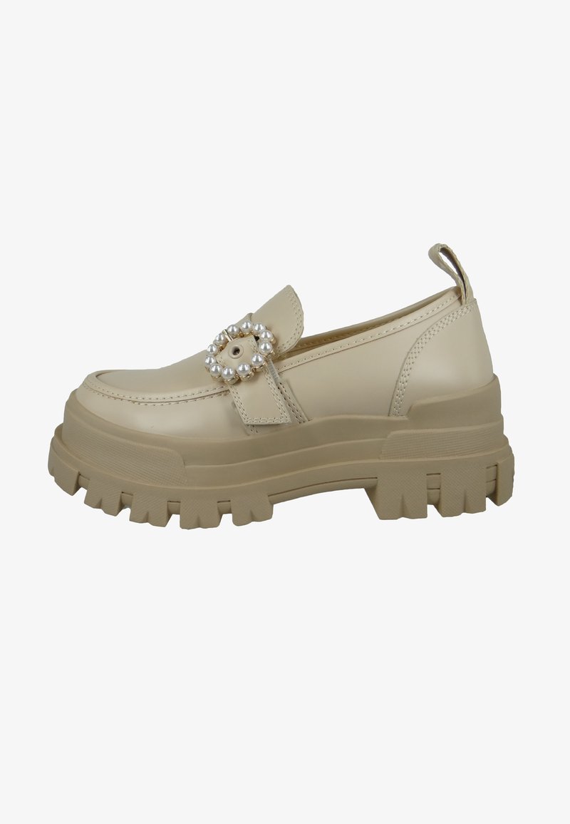 Beige Loafer mit einer klobigen Gummisohle, die eine glänzende Oberfläche, eine dekorative Schnalle mit Perlenakzenten und einen gepolsterten Kragen für zusätzlichen Komfort aufweist.