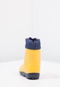 Geel waterdichte laars met een marineblauwe stoffen kraag, ronde vorm, gestructureerde rubberen zool en een gladde behuizing. Ontworpen voor gebruik buitenshuis.