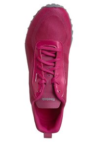Bottines de sport roses avec une tige en maille, lacets plats et bout arrondi. Présente une superposition rose brillant et une semelle extérieure grise texturée.