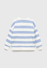 Maglione a maniche lunghe a righe in blu chiaro e bianco. Caratterizzato da una vestibilità comoda, scollatura rotonda e una texture morbida.