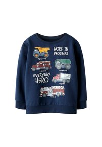 Sweatshirt blu con grafiche di camion e testo. Presenta illustrazioni colorate di un camion ribaltabile, un'ambulanza, un camion della spazzatura e un'autopompa.