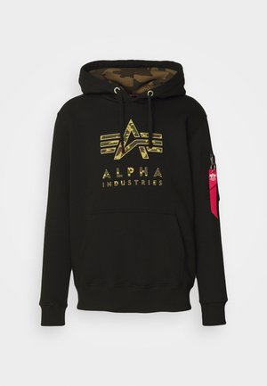 Sort hoodie lavet af blødt stof, med en camo-foring i hætten, guld grafisk tryk på forsiden og en lynlåslomme med en pink detalje.