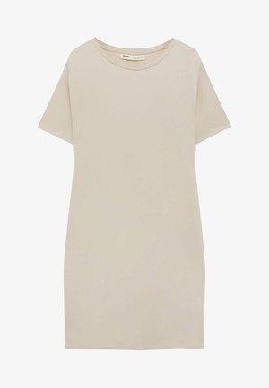 Beżowa sukienka z krótkim rękawem i okrągłym dekoltem. Wykonana z miękkiego materiału, o prostym kroju, bez wzorów i ozdobników.