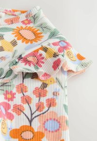 Țesătură ușoară, cu dungi, având un model floral cu accente portocalii, roz și galbene. Tiv cu volane și detalii colorate cu albine completează designul.