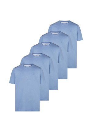 Fem ensfarvede lyseblå T-shirts med korte ærmer og rund hals, arrangeret i en forskudt stak på en hvid baggrund.