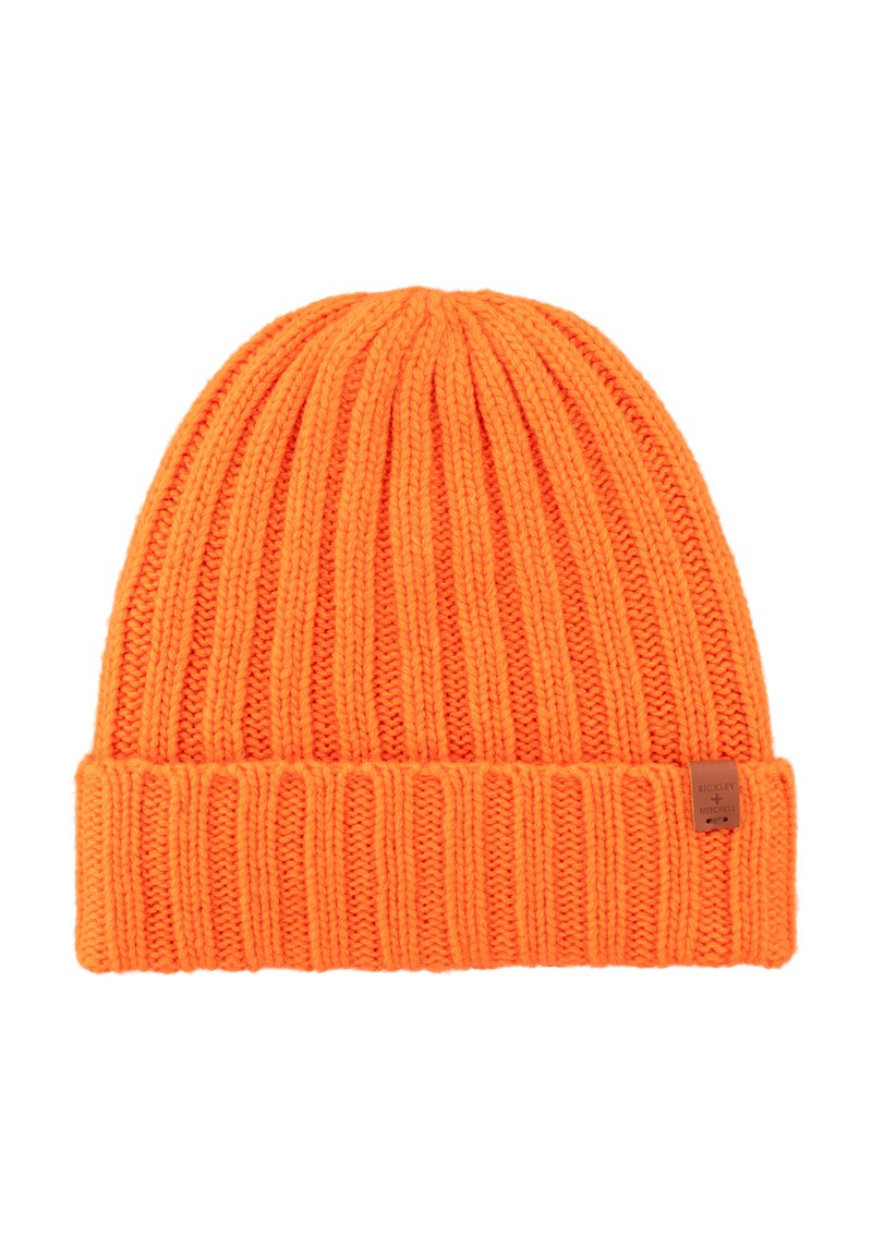 Jasnopomarańczowa dziana czapka z prążkowaną strukturą, z podwiniętym mankietem i małą brązową metką z nazwą marki.