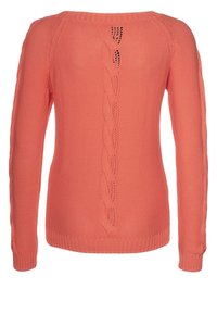 Suéter de punto color coral con cuello redondo, mangas largas y un diseño de trenzas en la parte posterior. Puños y dobladillo acanalados.