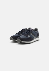 Sneaker blu navy realizzati in suede e rete con dettagli e lacci grigi. Presentano una suola in gomma spessa e un tallone texturizzato.