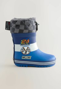 Blauer Gummistiefel mit einem gesteppten grauen Kragen, versehen mit weißen Streifen und bunten rennsportbezogenen Aufklebern: "24 SEVEN", "2" und "SUPER".