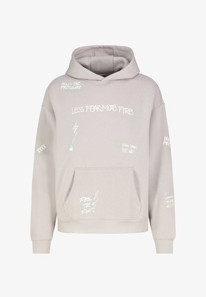 Hellbeiger Kapuzenpullover mit Vordertasche und weißem sowie grünem Text, einschließlich "Less Fear. More Fire." und verschiedenen kleinen grafischen Elementen.