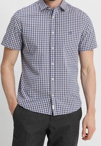 Camicia button-up a maniche corte in un motivo a quadri navy e bianchi, con colletto a punta e un piccolo logo sul lato sinistro del petto.