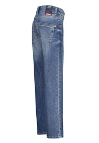 Blå denimjeans med rak skärning, som har en bakre logopatch, två bakfickor och en urtvättad tvätt på benen.