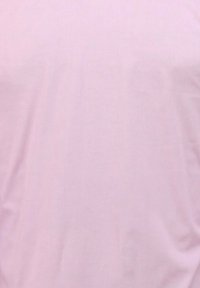 Lichtroze stoffen T-shirt met een zachte, gladde textuur en een eenvoudig ontwerp, zonder patronen of extra details.