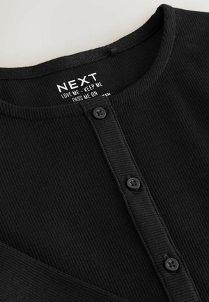 Schwarze gerippte Strickjacke mit rundem Ausschnitt, fünf Knopfverschluss und weicher Textur. Das Etikett lautet "NEXT" mit Pflegehinweisen.