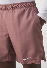 Nike Performance COURT VICTORY - Kurze Sporthose - smokey mauve/white