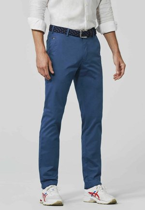 Blauwe chino's van katoen, met een rechte pijp, een voorzak en een geweven zwarte riem met blauwe accenten.