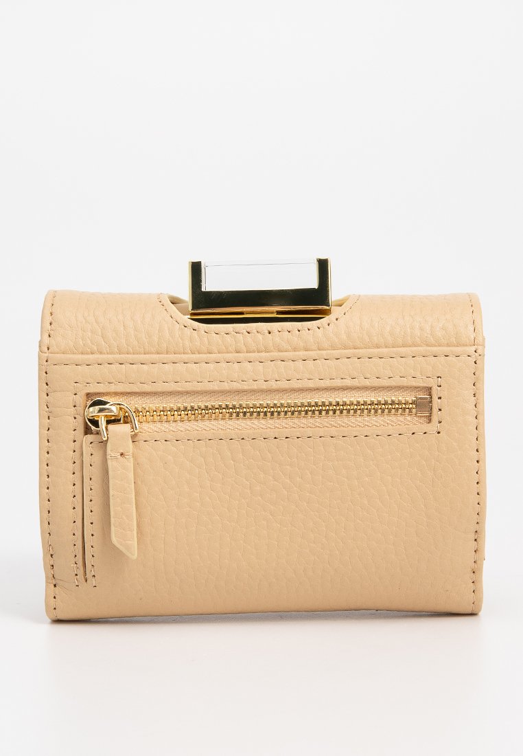 Beżowy portfel z teksturowanej skóry z złotą kieszonką na zamek oraz prostokątnym złoto-przezroczystym zapięciem na białym tle.