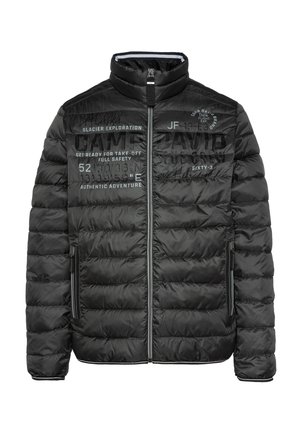 Giacca nera imbottita con colletto alto, tasche con zip e diversi disegni stampati e testi sulla parte anteriore. Il testo è in colori a contrasto.