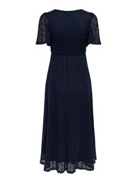Robe midi en dentelle bleu marine avec manches courtes, corsage ajusté et jupe évasée, ornée d’un ourlet festonné.