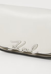 KARL LAGERFELD SIGNATURE BELT BAG - Torba čez telo - cement