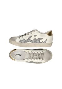 Zapatillas blancas con acentos de ante gris y talón metálico dorado. Los lados presentan un diseño de llamas brillantes. Cierre con cordones, suela de goma texturizada.