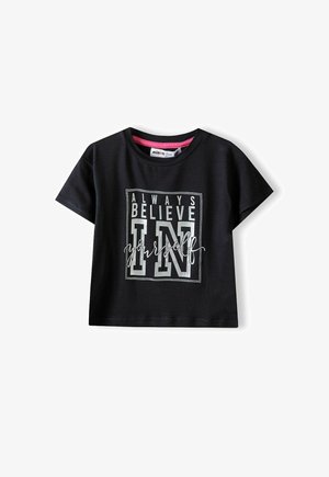 Must mustaga, lühikeste käistega T-särk ümmarguse kaelusega, millel on valgest ja roosast graafikast koosnev kiri "ALATI USU ENDASSE" kastis.