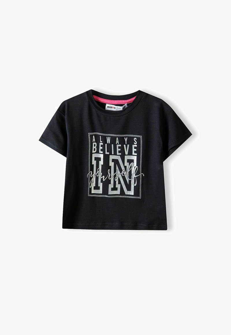 Melnas īsām piedurknēm T-krekls ar apaļu kakla izgriezumu, kas satur baltu un rozā grafiku, kurā rakstīts "VIENMĒR TICI SEV" iekšā kastītē.