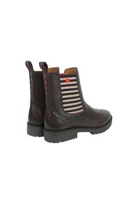 Braune Lederstiefeletten mit strukturierter Oberfläche, ausgestattet mit gestreiften elastischen Einsätzen in Pink und Schwarz sowie einem kleinen roten Herzdetail.