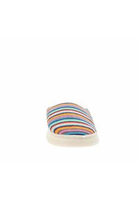 Zapatilla de casa deslizante a rayas con tela multicolor en tonos brillantes, suela acolchada y forma redondeada. Diseñada para la comodidad y la facilidad de uso.