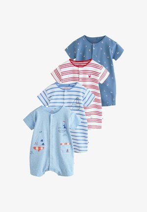 Vier kurzärmelige Baby-Strampler mit nautischen Designs: blaue Segelboote auf Hellblau, blaue Streifen mit Segelboot, rote Streifen und kleine Segelboote auf Blau.