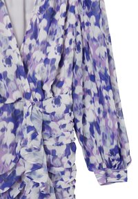 Robe florale en tissu léger et transparent, ornée de motifs violets et blancs, avec des accents froncés et des détails gathered sur le côté.