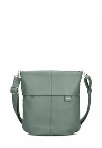 Borsa a spalla in pelle verde con finitura testurizzata, presenta una tasca anteriore, tracolla regolabile e un piccolo tag con logo sul davanti.