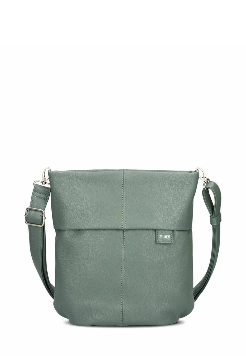 Borsa a spalla in pelle verde con finitura testurizzata, presenta una tasca anteriore, tracolla regolabile e un piccolo tag con logo sul davanti.